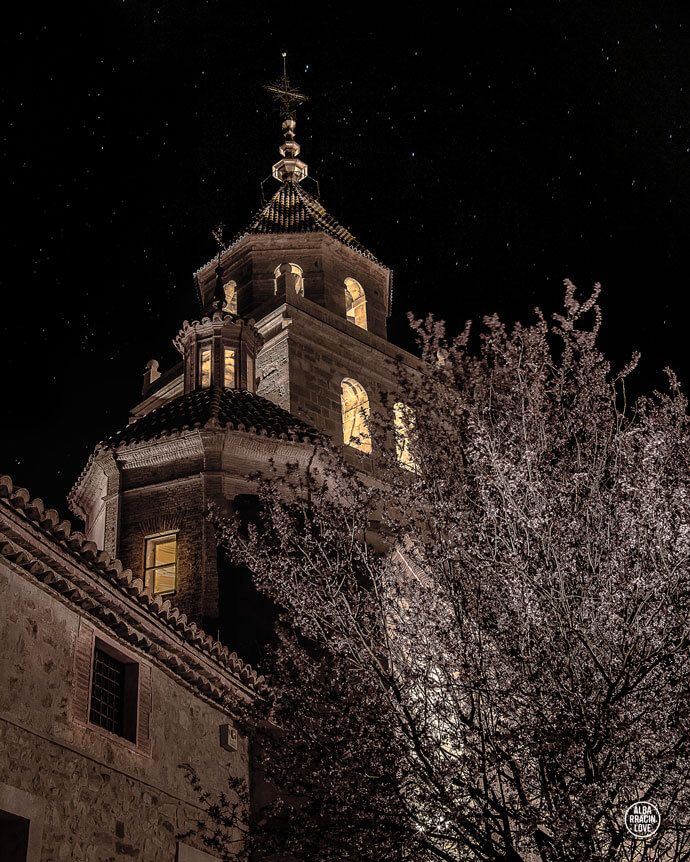 Fotografía de la Catedral de Albarracin por la noche