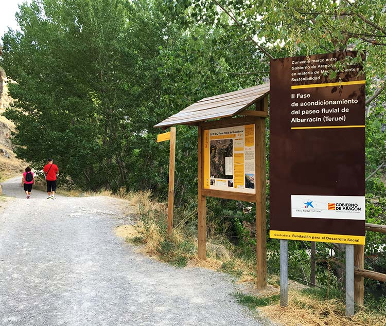 Fotografia del comienzo del sendero del parque fluvial empezando por el final