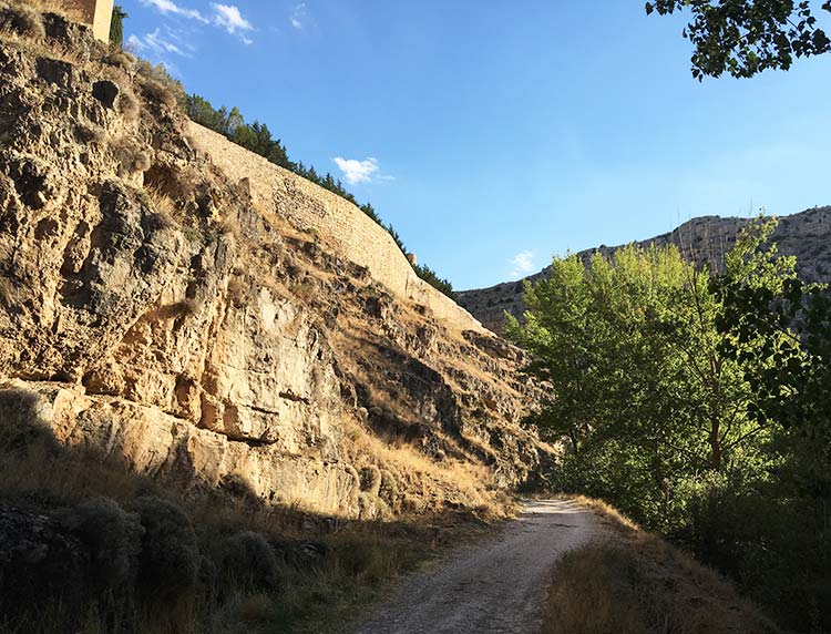 Fotografía de la parte trasera de la Muralla de Albarracin vista desde el Paseo Fluvial Río Guadalaviar