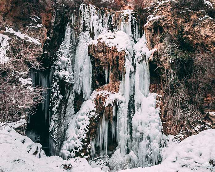 Fotografía de la cascada de calomarde cubierta por el hielo