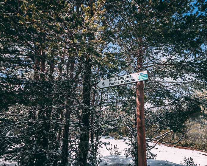 Fotografía del cartel de la ruta de senderismo Peñas Agudas