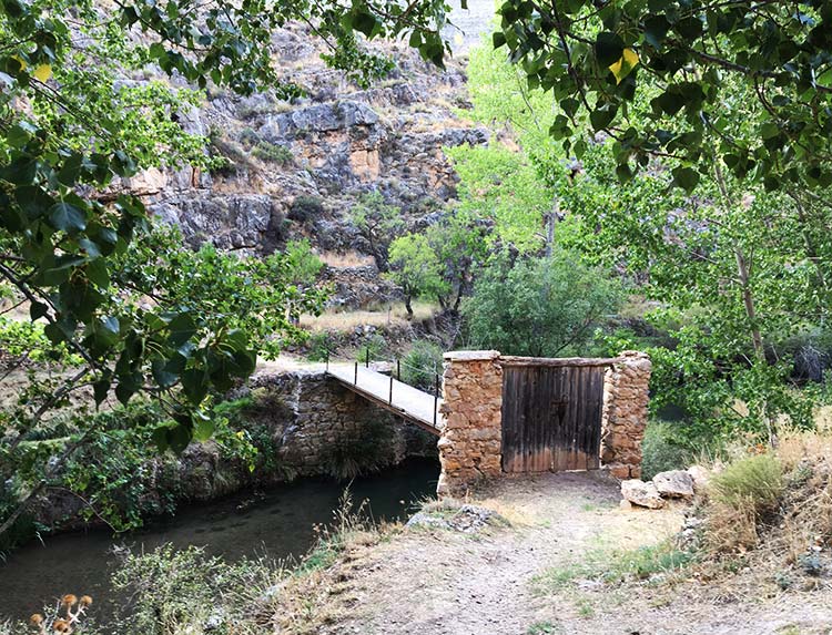 Fotografia de la puerta de entrada a una huerta en Albarracin